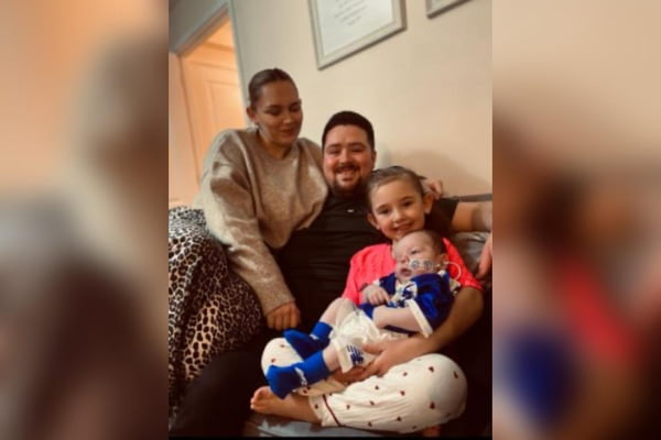 Familia De Bebe Com Doenca Rara
