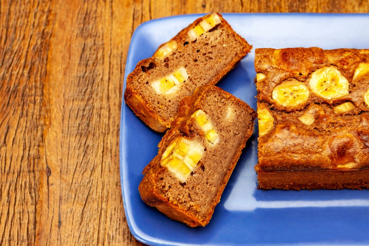 Recipiente com fatias de bolo de banana