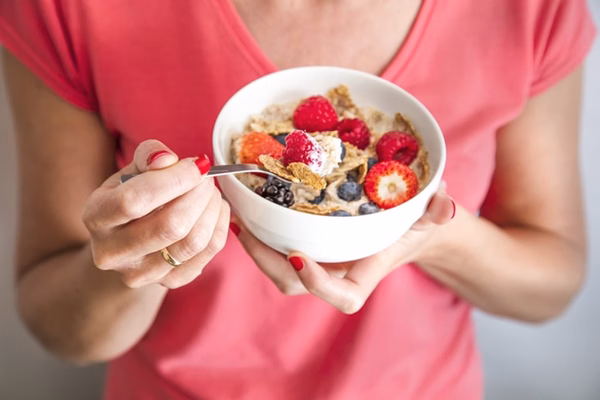 Foto Mulher Segurando Prato Com Cereais E Frutas