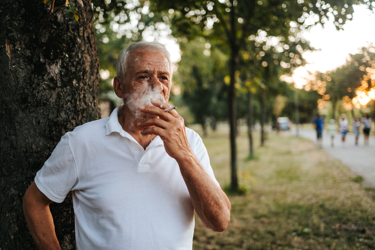 Idoso Fumando
