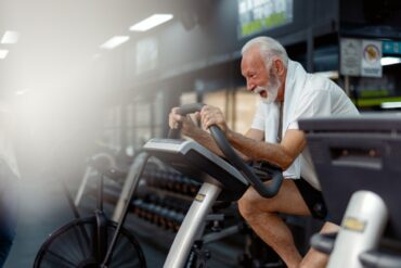 Idoso exercicio de cardio