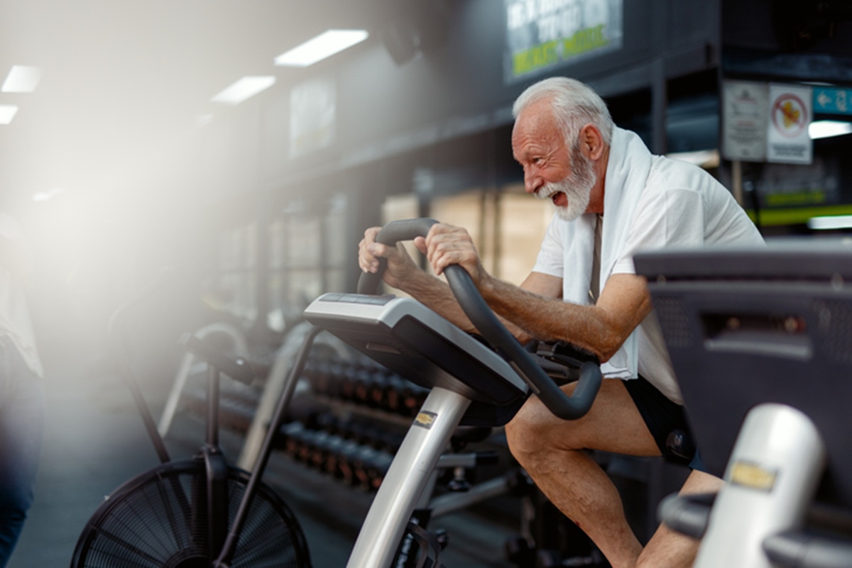 Idoso exercicio de cardio
