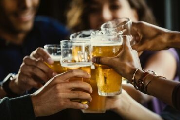 Happy hour cerveja alcool bebida