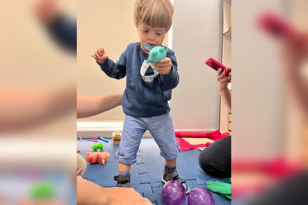 Joaquim bebe com sindrome de charge 2