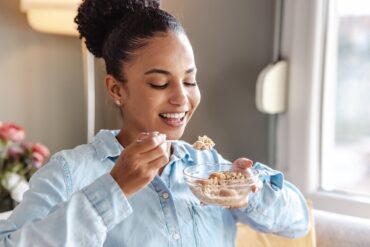 Mulher comendo aveia 7