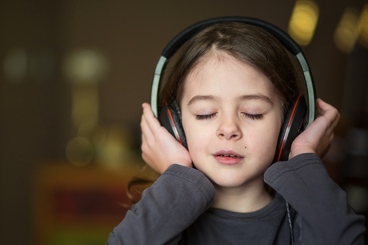 Crianca ouvindo musica