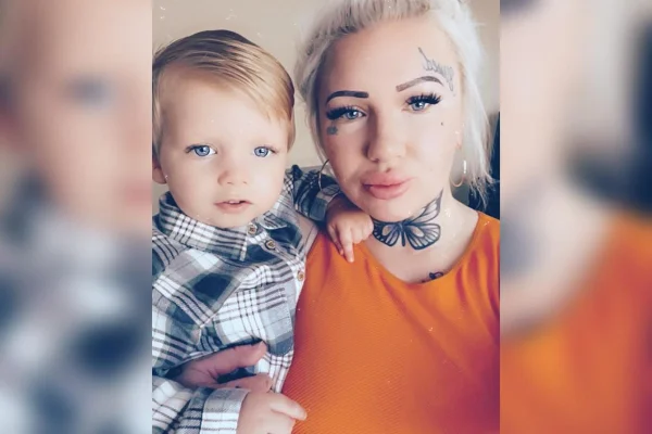 Mulher papel filho texto